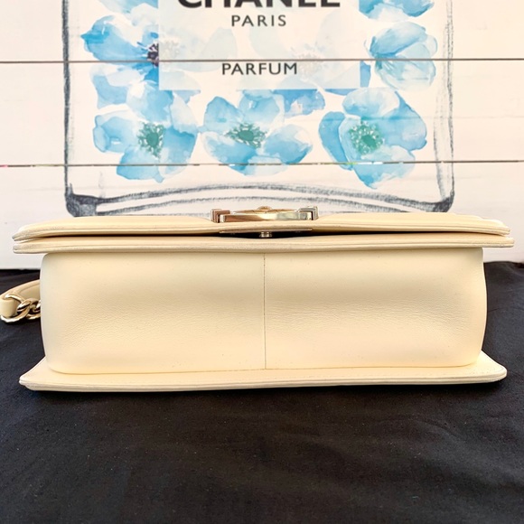 CHANEL Medium Boy Bag - Picture 5 of 11